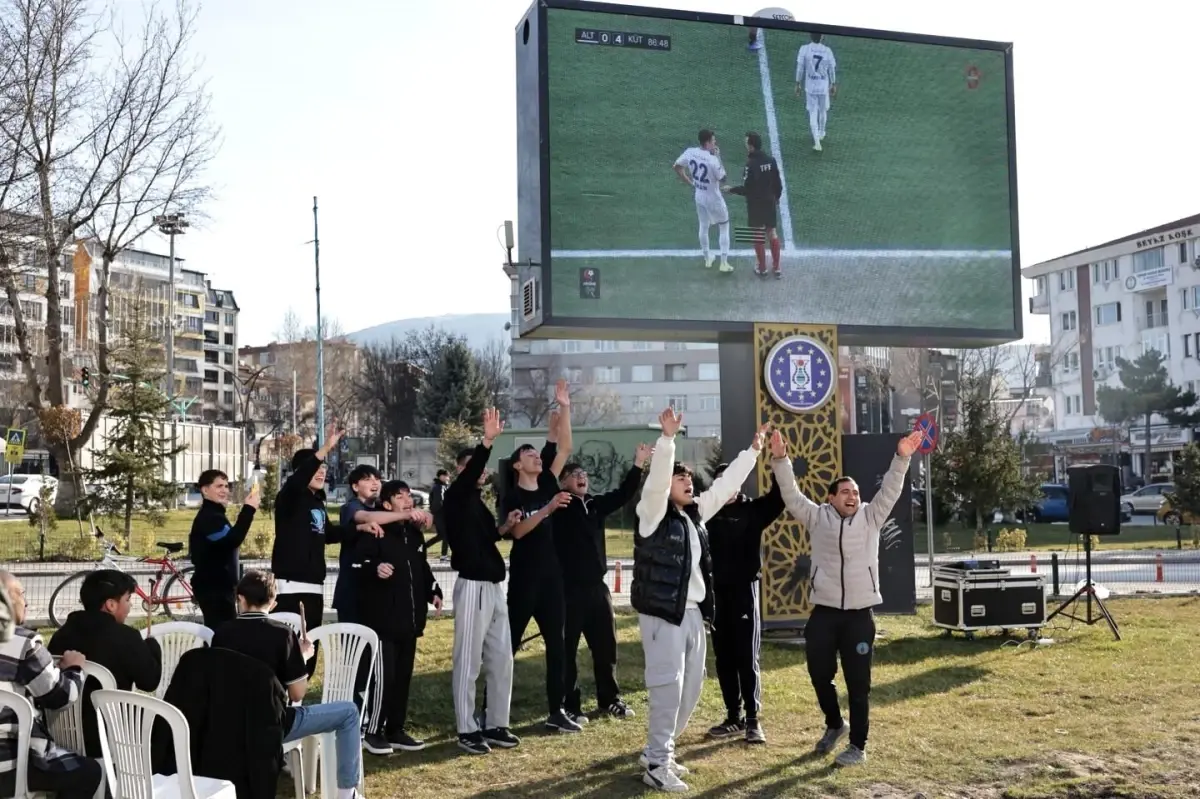 Kütahyalılar, Kütahyaspor\'un zaferini dev ekrandan izledi