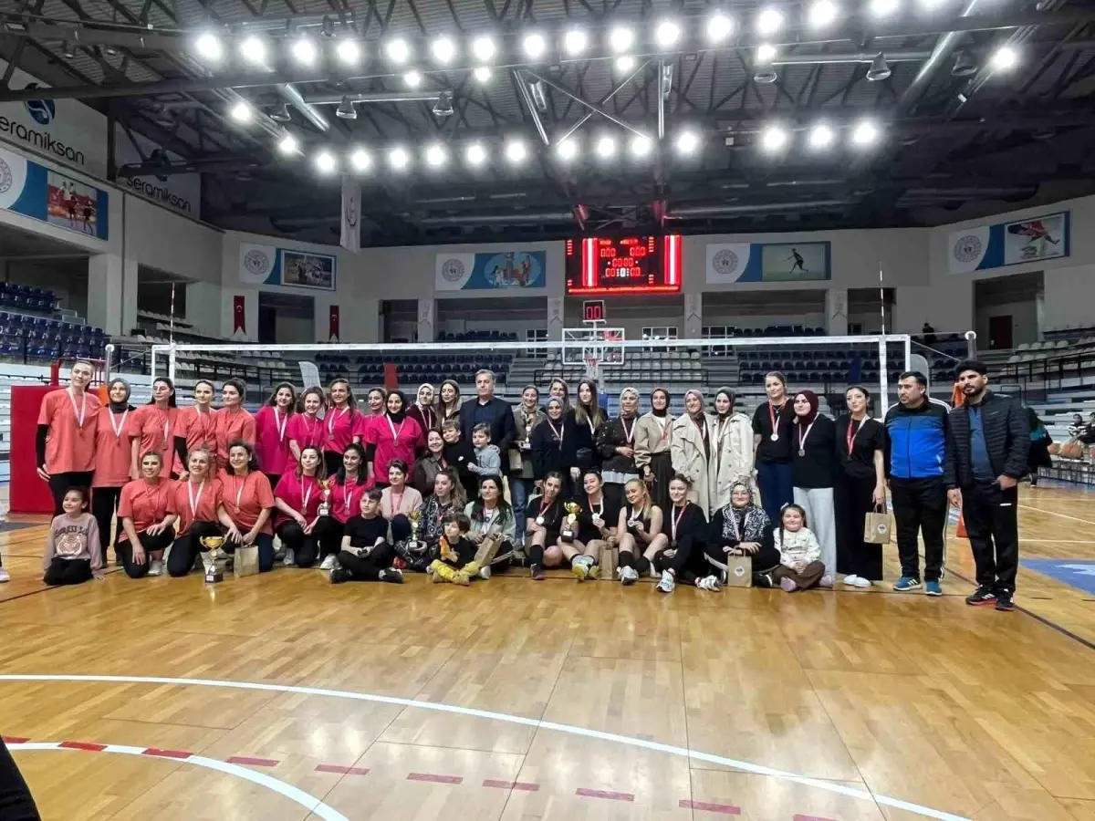 Manisa\'da Kadınlar Günü Voleybol Turnuvası