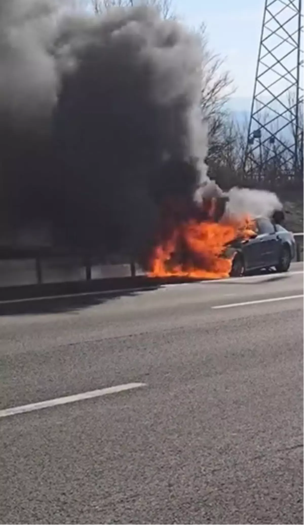 Bolu\'da Otoyolda Yangın: Otomobil Kullanılamaz Hale Geldi