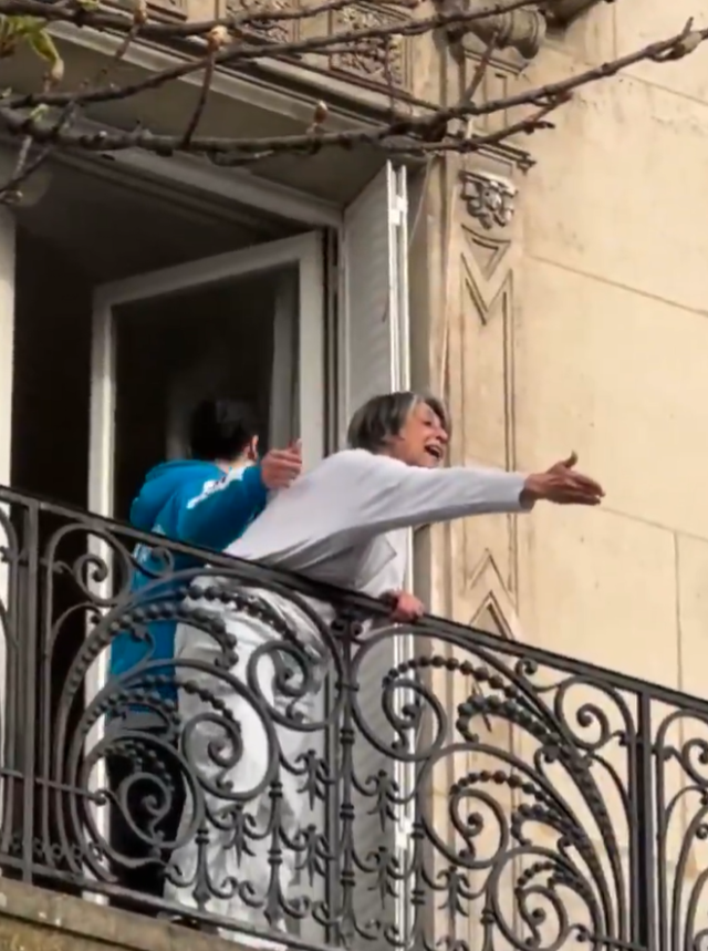 Paris'te bayraklı İran savaşı kutlamasına sert tepki Paris'te bayraklı İran savaşı kutlamasına sert tepki