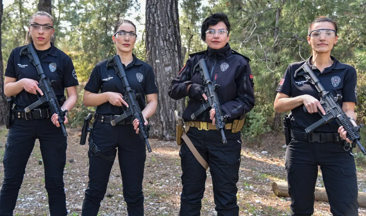 Kadın Eğitmenler Polislere Atış Eğitimi Veriyor