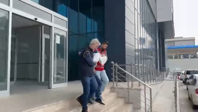 Sabaha karşı kapıya geldi! Altın dolu çantayla kaçarken suçüstü yakalandı Sabaha karşı kapıya geldi! Altın dolu çantayla kaçarken suçüstü yakalandı