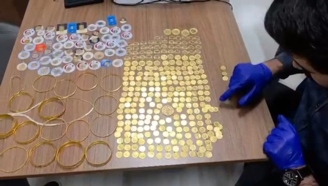 Sabaha karşı kapıya geldi! Altın dolu çantayla kaçarken suçüstü yakalandı Sabaha karşı kapıya geldi! Altın dolu çantayla kaçarken suçüstü yakalandı