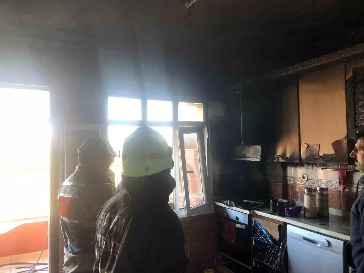 Samandağ\'da evin mutfağından alevler yükseldi