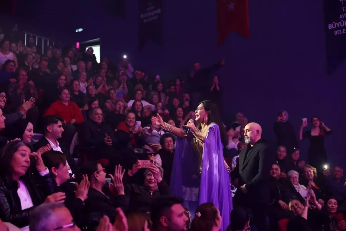 Sevilen sanatçı Duru Didim\'de vatandaşlar ile buluşturdu