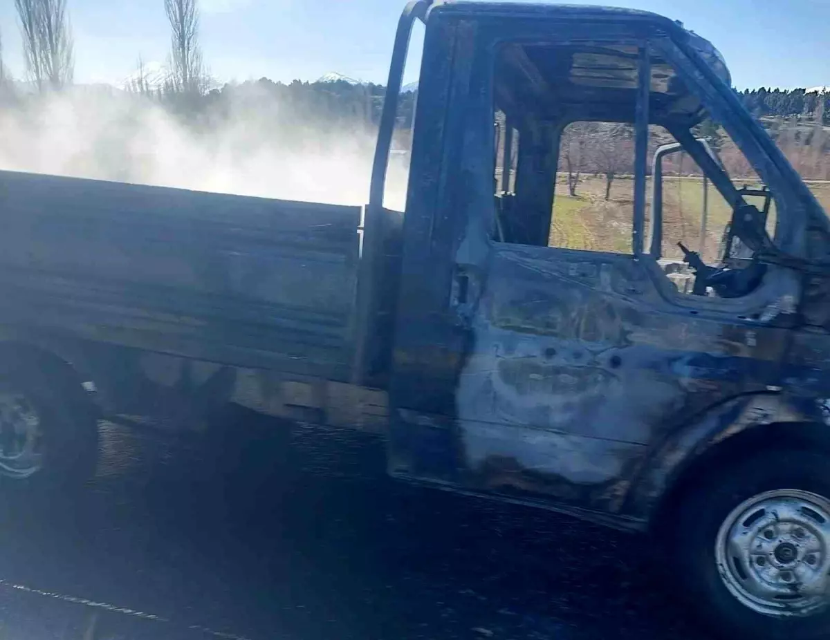 Beyşehir\'de Kamyonet Yangını