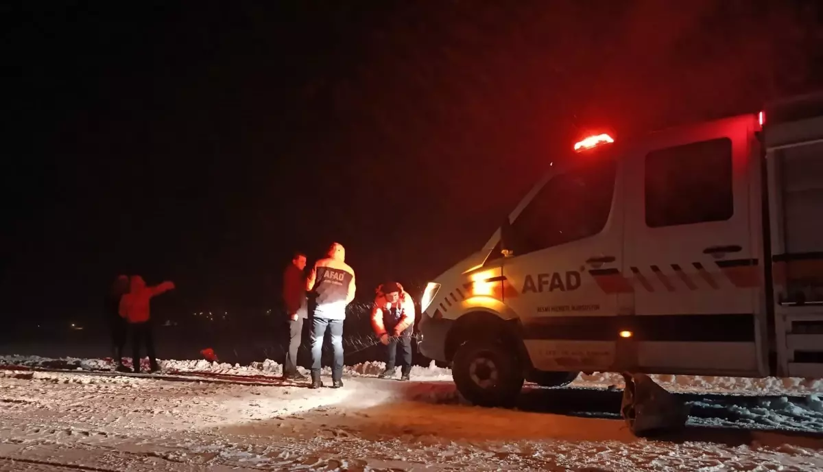 Ağrı\'da Tipi Nedeniyle Kamyonet Şarampole Kaydı