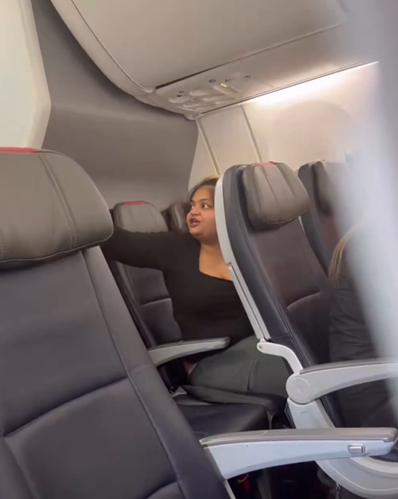 Uyarıları dinlemeyen yolcu uçaktan kovuldu Uyarıları dinlemeyen yolcu uçaktan kovuldu