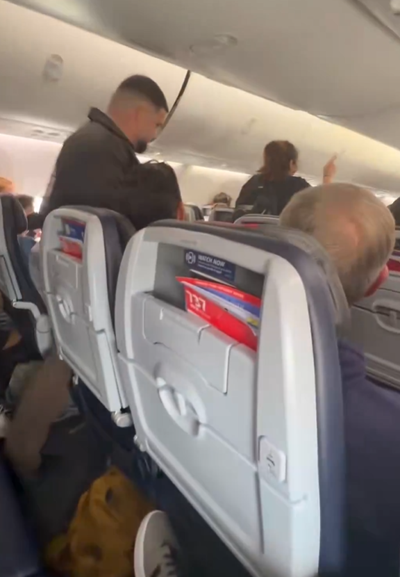 Uyarıları dinlemeyen yolcu uçaktan kovuldu Uyarıları dinlemeyen yolcu uçaktan kovuldu