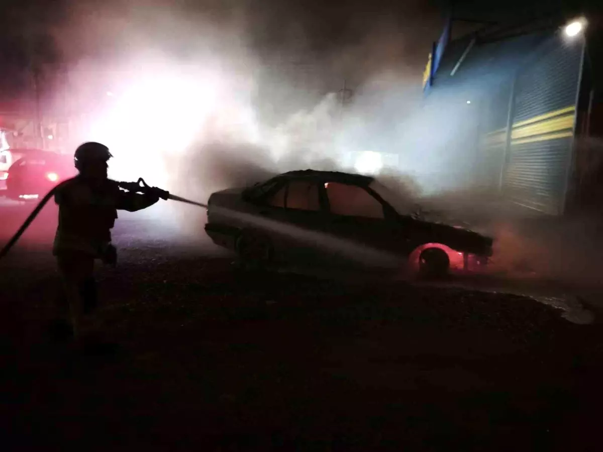 Hatay\'da TOFAŞ Otomobil Yangını