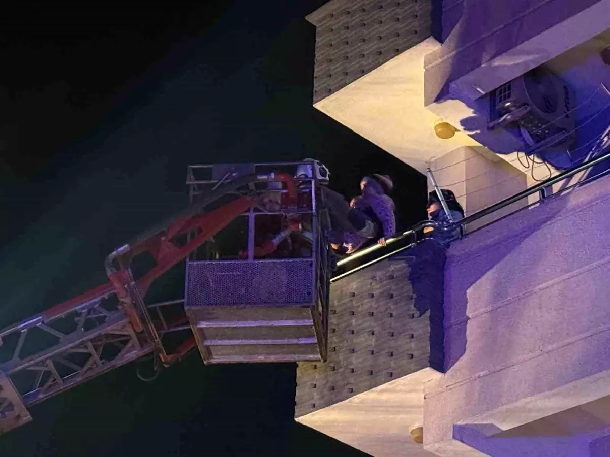 Yangın çıkan apartmanda can pazarı: 30 kişiyi itfaiye kurtardı