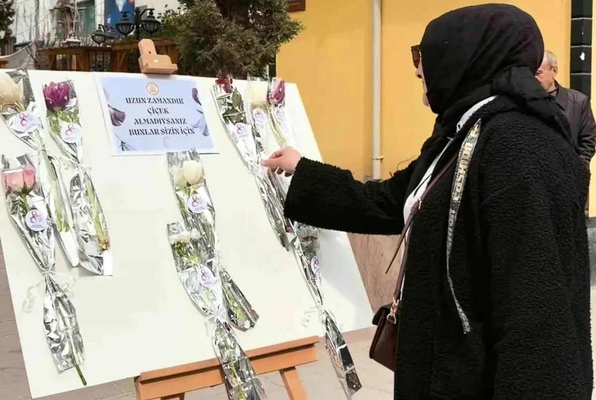 Yazıyı okuyan çiçek aldı: Yaşlı kadın hayatında ilk kez bu mutluluğu yaşadı