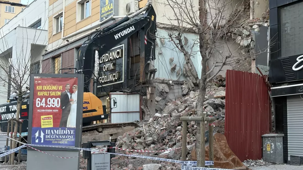 Sivas\'ta Binada Çökme Riski: 21 Daire Tahliye Edildi