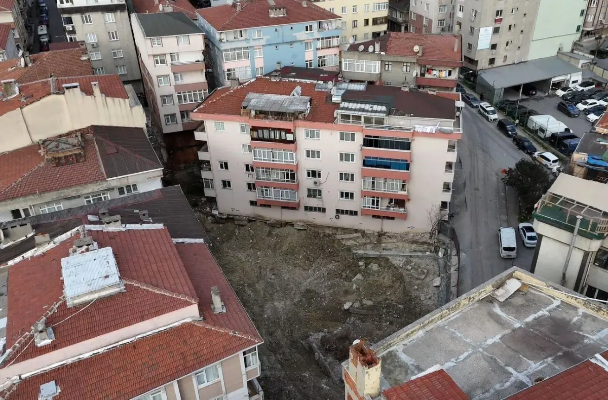 Bahçelievler\'de temeli kayan bina havadan görüntülendi