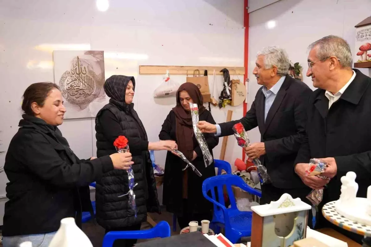 Başkan Hallaç\'tan Ramazan Çarşısı\'nda kadınlara anlamlı sürpriz