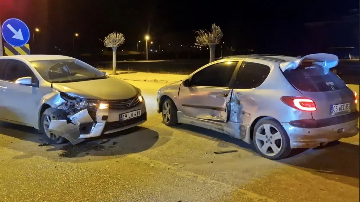 Çorum\'da Trafik Kazası: 2 Yaralı