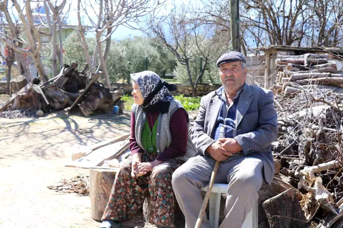 Denizli\'de Depremde Yaşlı Çift Evlerinin Önünde Bekliyor