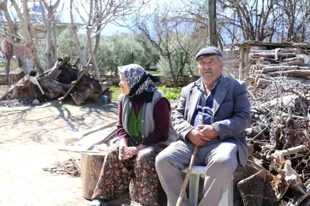 Denizli’de Depremde Yaşlı Çift Evlerinin Önünde Bekliyor