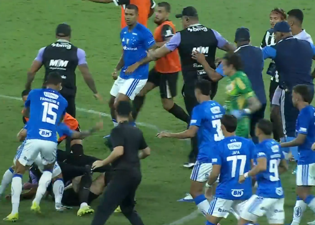 Derbi savaş alanına döndü! Rakibine yumruk attı