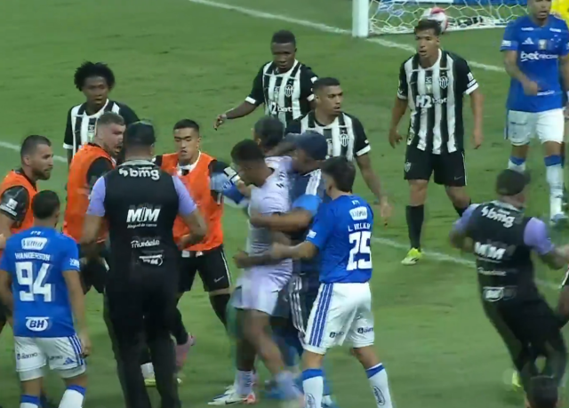 Derbi savaş alanına döndü! Rakibine yumruk attı