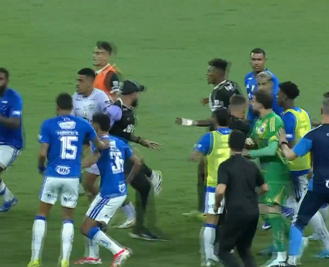 Derbi savaş alanına döndü! Rakibine yumruk attı