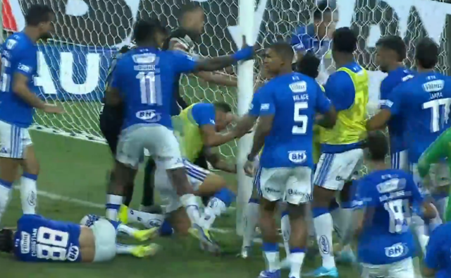 Derbi savaş alanına döndü! Rakibine yumruk attı