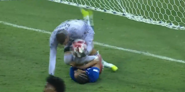 Derbi savaş alanına döndü! Rakibine yumruk attı