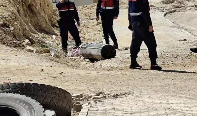 İran'dan atılan füze imha edildi, parçaları Gaziantep'te boş arazilere düştü