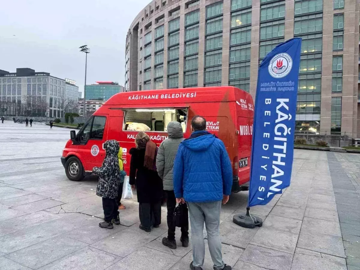 Kağıthane\'de iftara yetişemeyenlere sıcak çorba ikramı