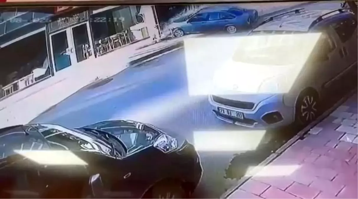 Elazığ\'da Otomobil Mobilya Mağazasına Girdi