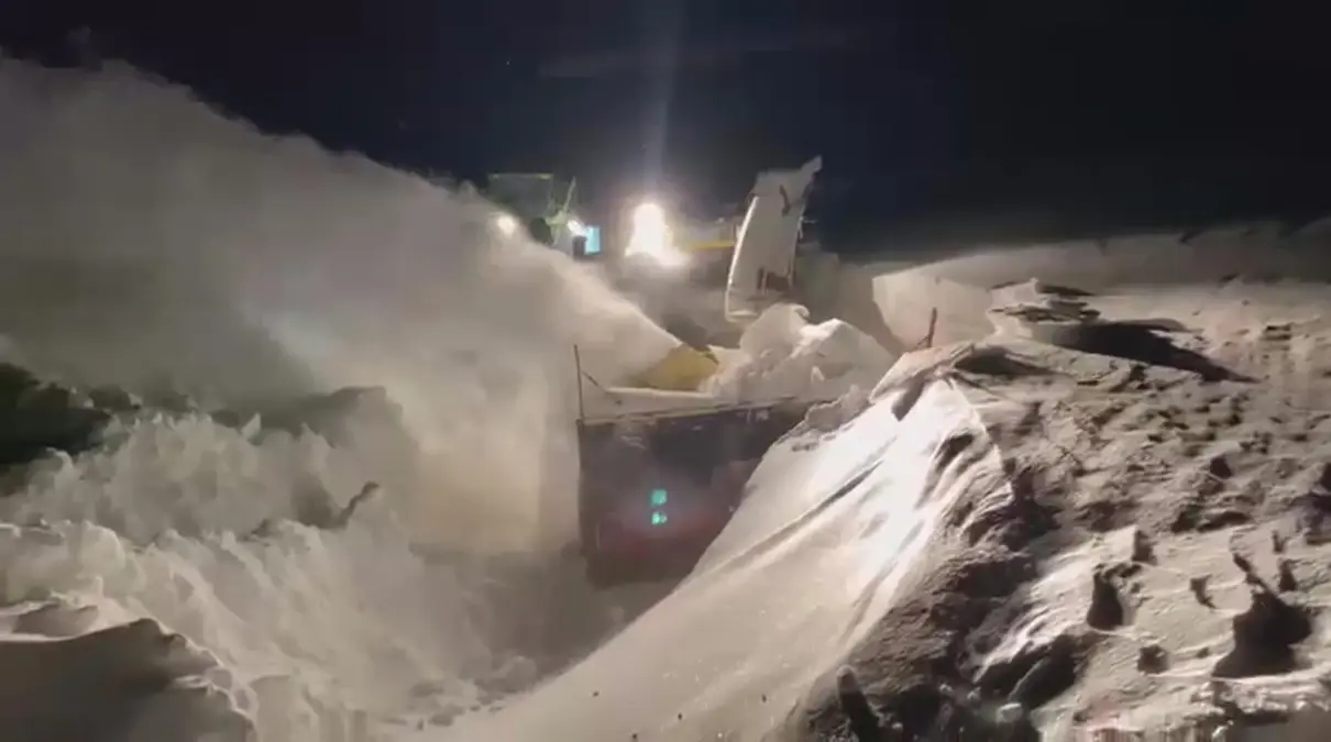 Kars\'ta Köy Yolları Kar Temizliğiyle Açılıyor