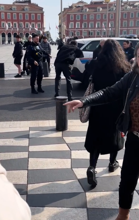 Nice'te Filistin standında provokasyon girişimi: Hem saldırdı hem 'Mağdurum' dedi Nice'te Filistin standında provokasyon girişimi: Hem saldırdı hem 'Mağdurum' dedi