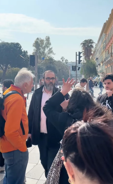 Nice'te Filistin standında provokasyon girişimi: Hem saldırdı hem 'Mağdurum' dedi Nice'te Filistin standında provokasyon girişimi: Hem saldırdı hem 'Mağdurum' dedi