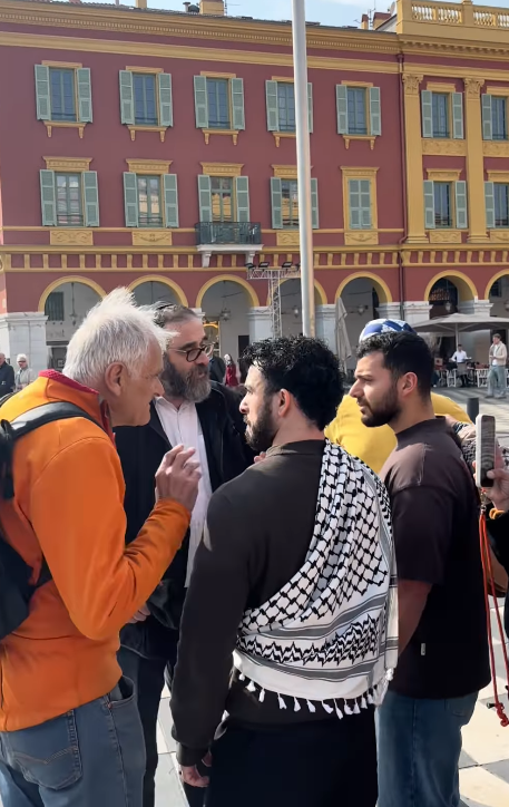 Nice'te Filistin standında provokasyon girişimi: Hem saldırdı hem 'Mağdurum' dedi Nice'te Filistin standında provokasyon girişimi: Hem saldırdı hem 'Mağdurum' dedi