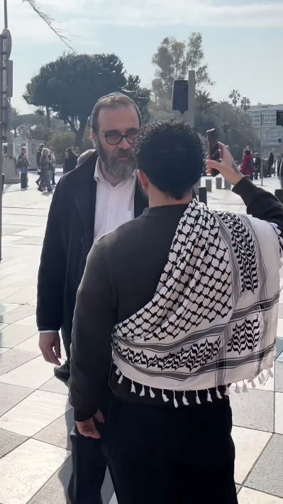 Nice'te Filistin standında provokasyon girişimi: Hem saldırdı hem 'Mağdurum' dedi Nice'te Filistin standında provokasyon girişimi: Hem saldırdı hem 'Mağdurum' dedi