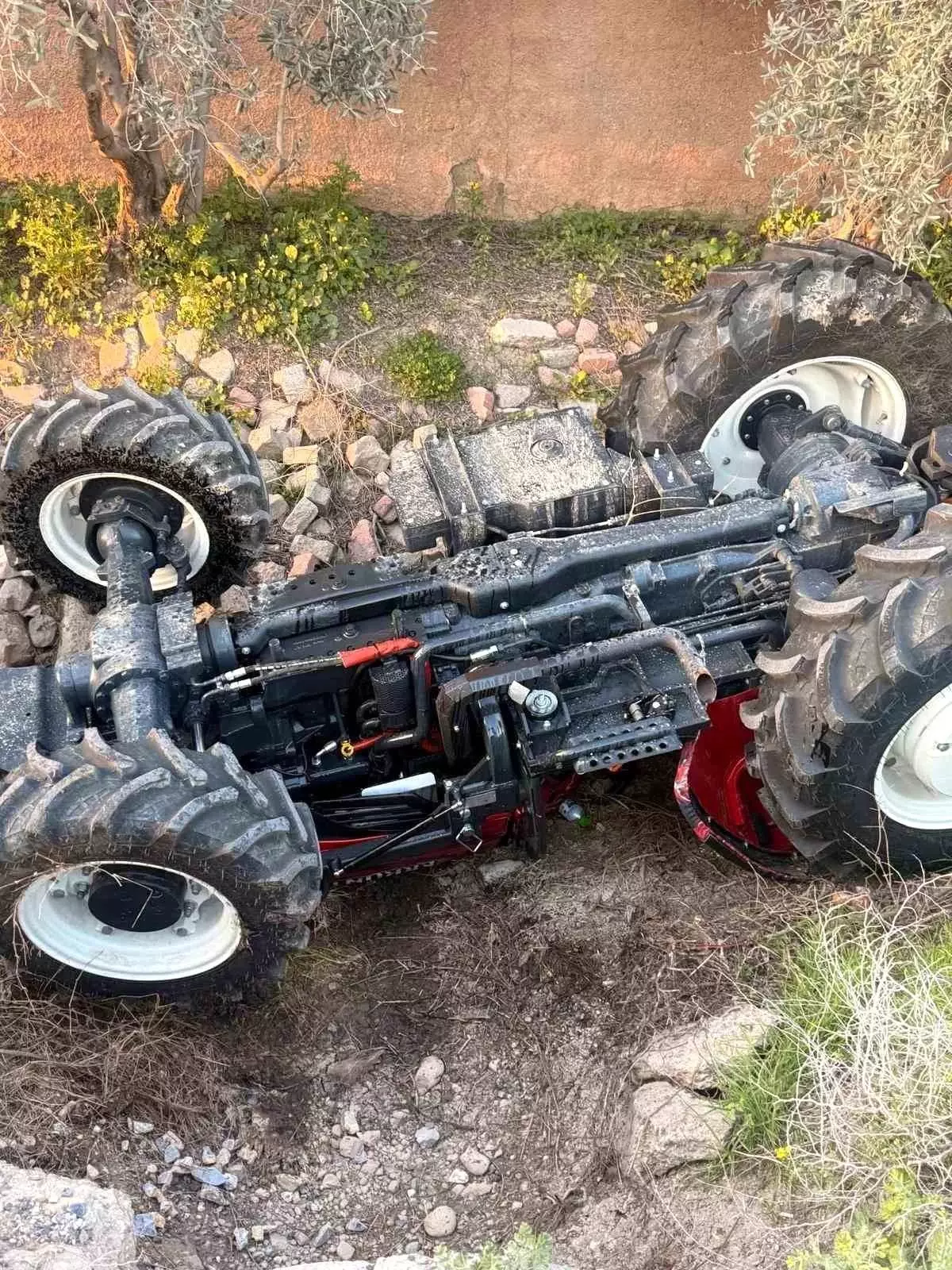 Tarsus\'ta Traktör Devrildi: Sürücü Hayatını Kaybetti