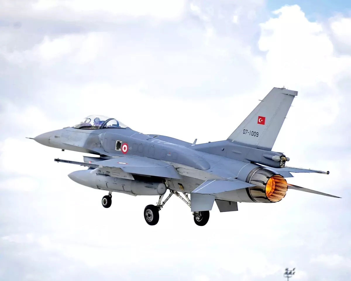 Kıbrıs\'ta Askeri Gerginlik Artıyor