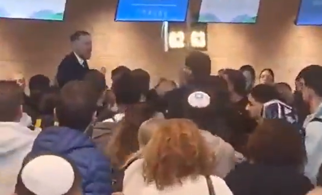 Ülkeden ayrılmak isteyen İsrailliler, Ben Gurion Havalimanı'nda kargaşa çıkardı