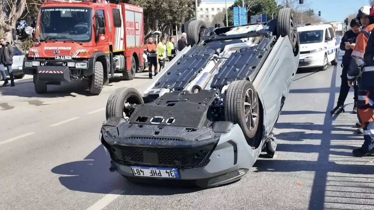 Üsküdar\'da Takla Atan Araçta Sürücü Yaralandı