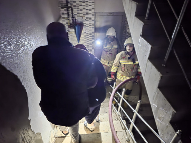Yangın çıkan apartmanda can pazarı: 30 kişiyi itfaiye kurtardı