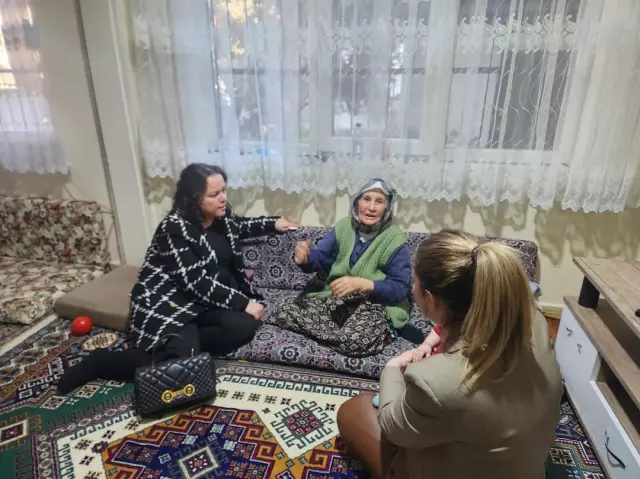 Yoksul ziyaretine lüks çantasıyla giden milletvekiline eleştiri yağıyor Yoksul ziyaretine lüks çantasıyla giden milletvekiline eleştiri yağıyor