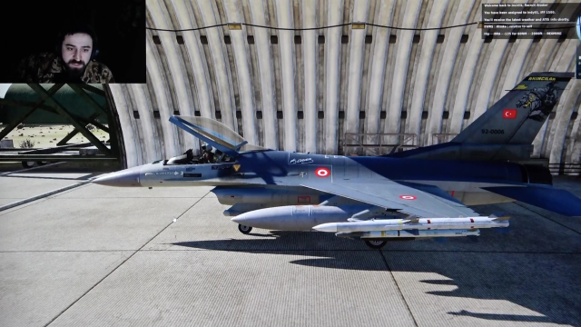YouTuber gençten çatı katından sanal F-16 eğitimi YouTuber gençten çatı katından sanal F-16 eğitimi