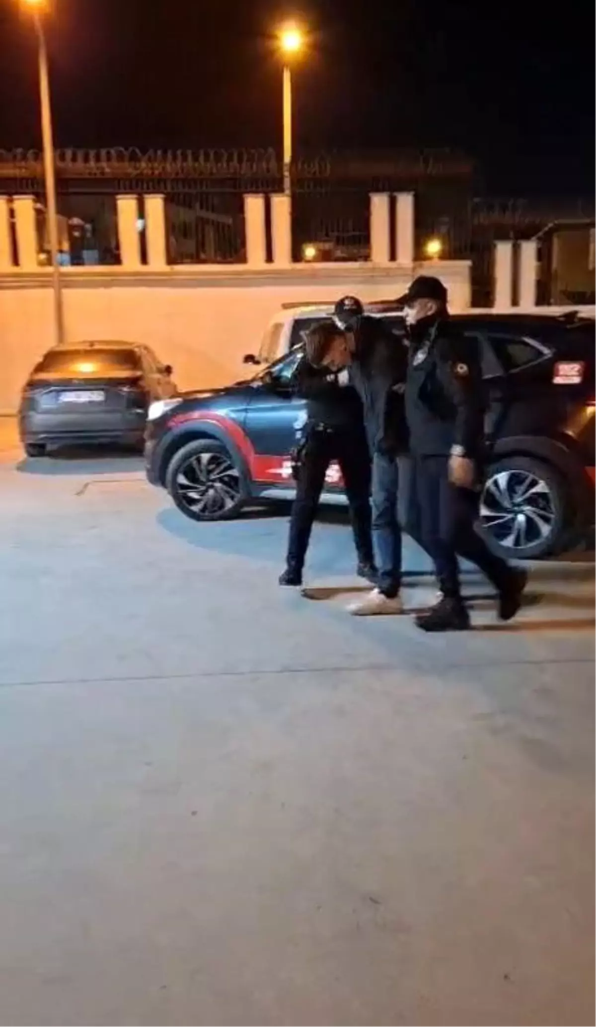 Arnavutköy\'de Uyuşturucu ve Silahla Yakalanma