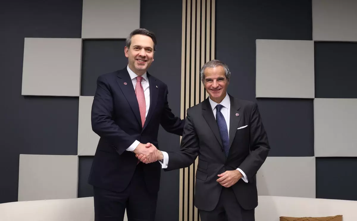 Bakan Bayraktar Paris\'te Nükleer Zirve\'de Görüşmelerde Bulundu