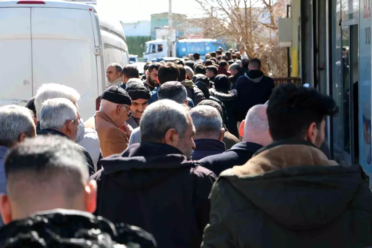 Diyarbakır\'da APP Plaka Değişimi İçin Uzun Kuyruklar