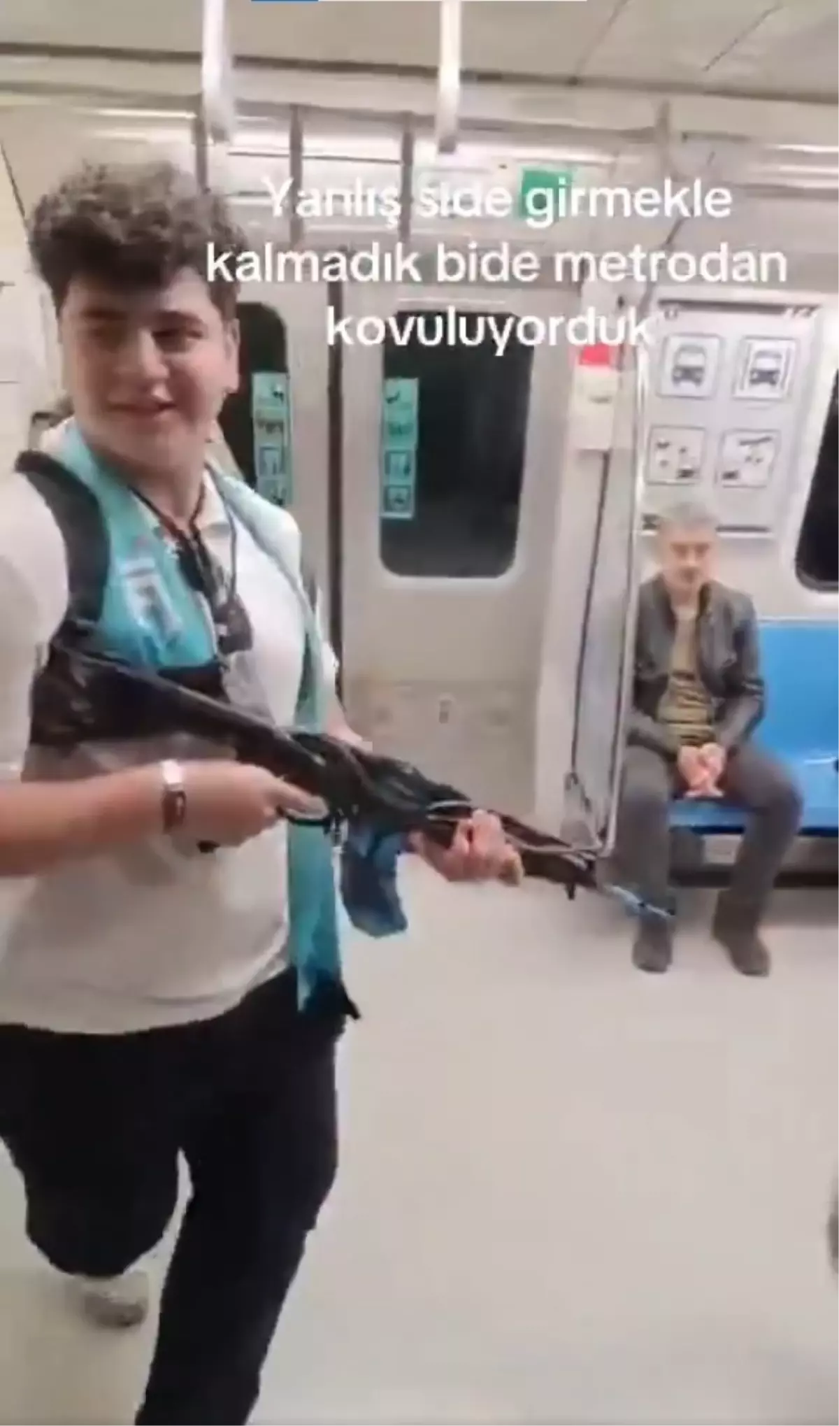 Elindeki oyuncak silahı, metrodaki insanlara doğrulttu