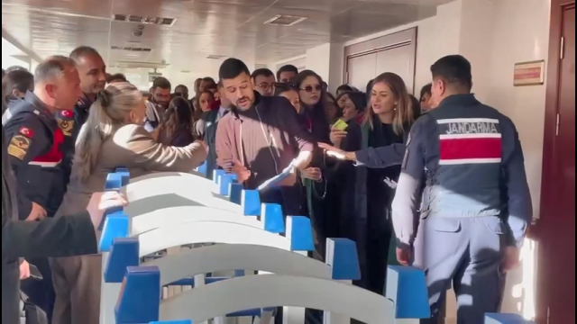 İBB davasının ikinci celsesi de gergin başladı! Avukatlardan yumruklu protesto