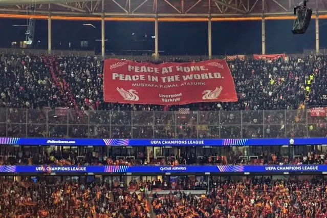 Liverpool taraftarlarından maça damga vuran Atatürk pankartı