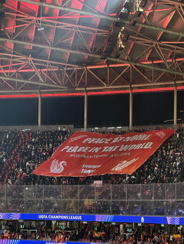 Liverpool taraftarlarından maça damga vuran Atatürk pankartı