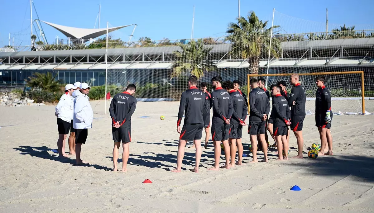 Plaj Futbolu Milli Takımı Kuşadası\'nda Kamp Yapıyor